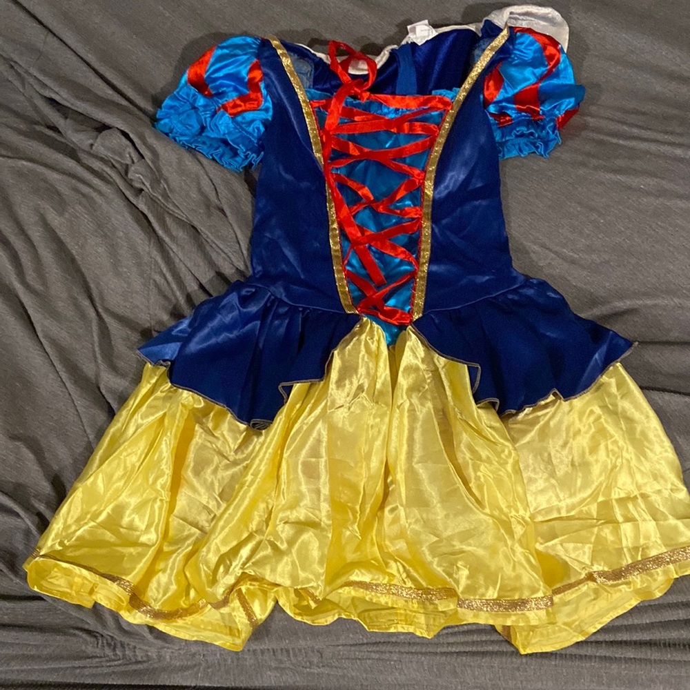 Halloween Snow White dress included with accessories.